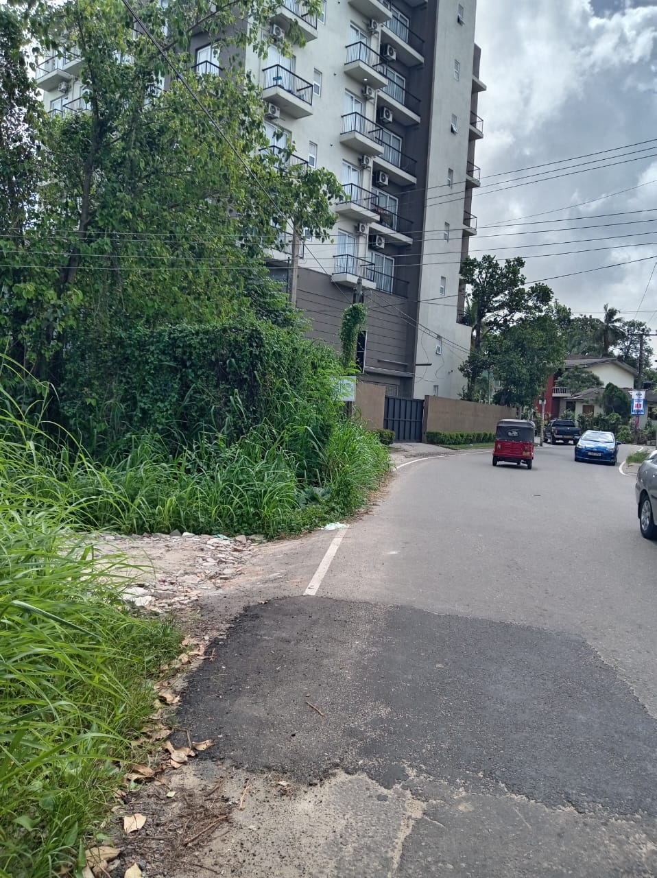 තලවතුගොඩ කලල්ගොඩ ප්‍රදේශයෙන් පර්චස් 10 ක අගනා ඉඩමක් විකිණීමට ඇත.