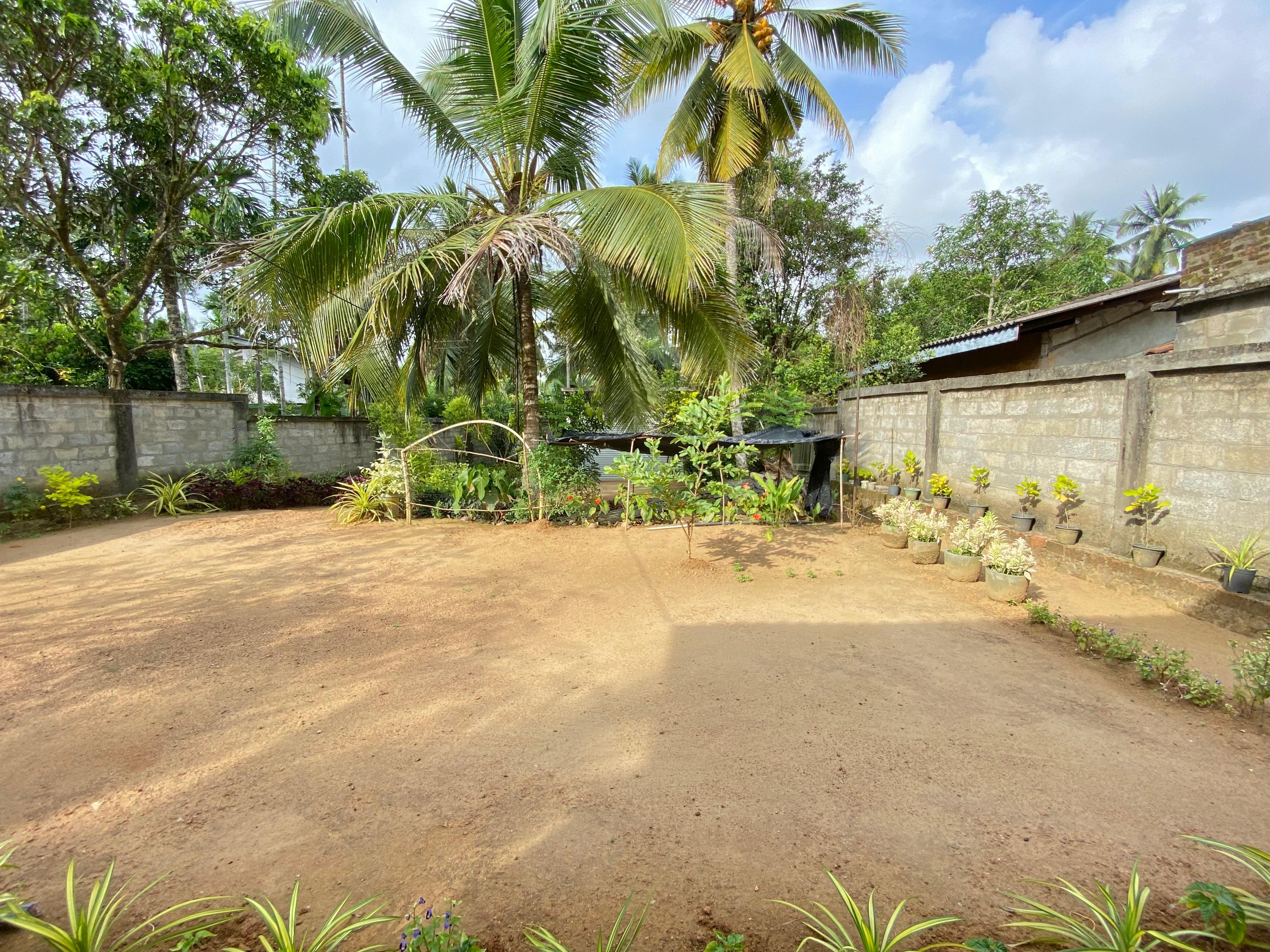299 ලේනගල පර්චස් 15 ක නිවසක් සමග ඉඩමක් විකිණීමට ඇත.